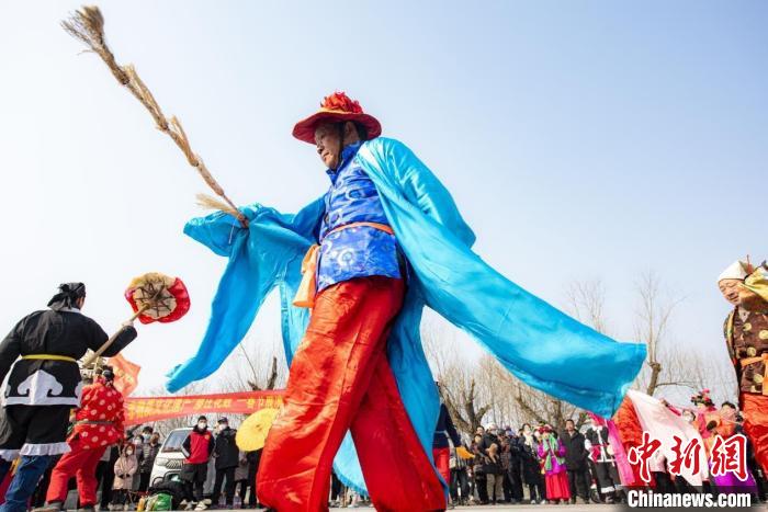 “廖莊花鼓”參加2023年臨清市元宵節(jié)社火展演。　何新華 攝