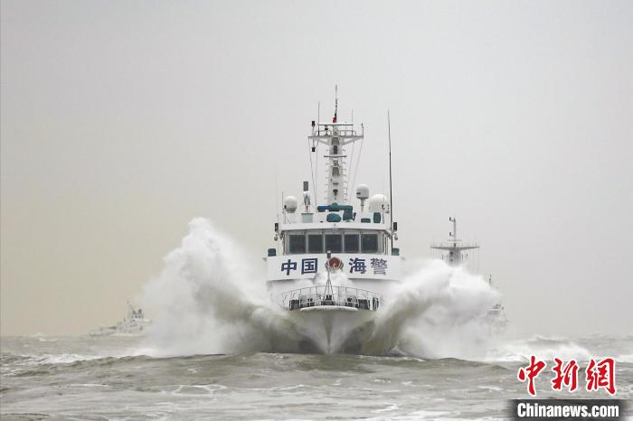 海警艦艇猶如翱翔的海燕在海面上前行。　福州海警局供圖