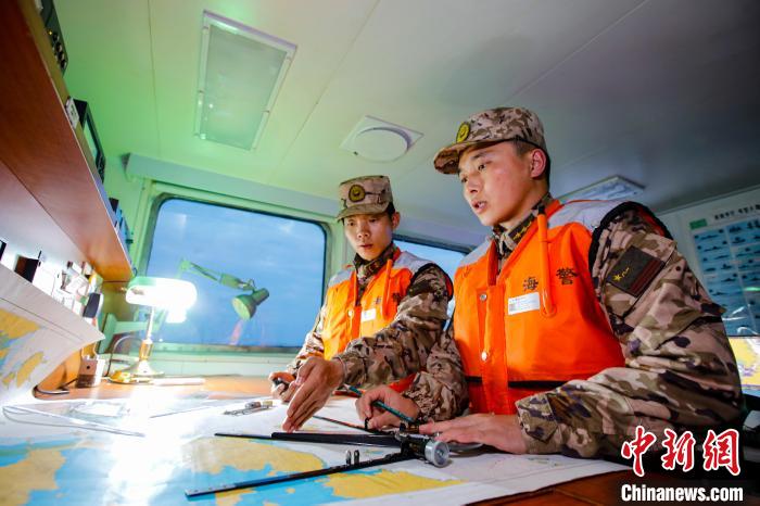 海警執(zhí)法員結合海上巡邏計劃開展海圖作業(yè)。　福州海警局供圖