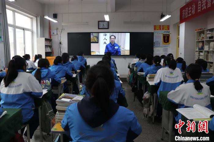 甘肅靜寧五旬農(nóng)民工錄“云課堂”：用“詩(shī)詞歌賦”講給學(xué)生聽(tīng)