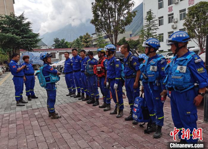 圖為2020年8月隴南文縣暴洪泥石流發(fā)生后，曹磊帶隊準備前往舍書鄉(xiāng)勘查受災(zāi)情況。(資料圖) 受訪者供圖