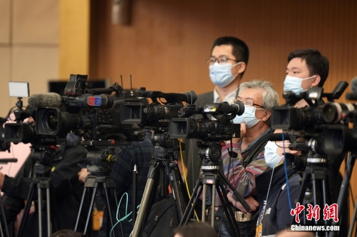 3月7日，十四屆全國人大一次會議在北京梅地亞中心多功能廳舉行記者會，外交部長秦剛就“中國外交政策和對外關(guān)系”相關(guān)問題回答中外記者提問。圖為記者在現(xiàn)場工作。<a target='_blank' href='/'>中新社</a>記者 毛建軍 攝