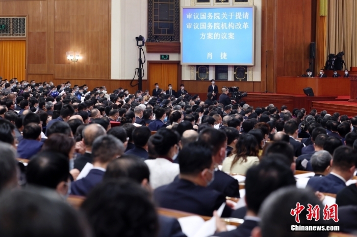 3月7日，十四屆全國人大一次會議在北京人民大會堂舉行第二次全體會議。受國務院委托，國務委員兼國務院秘書長肖捷作關于國務院機構改革方案的說明。<a target='_blank' href='/'>中新社</a>記者 盛佳鵬 攝