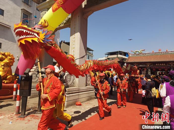 現(xiàn)場(chǎng)舉行盛大的龍藝陣、獅陣、鼓樂陣等踩街活動(dòng)?！×握涿?攝