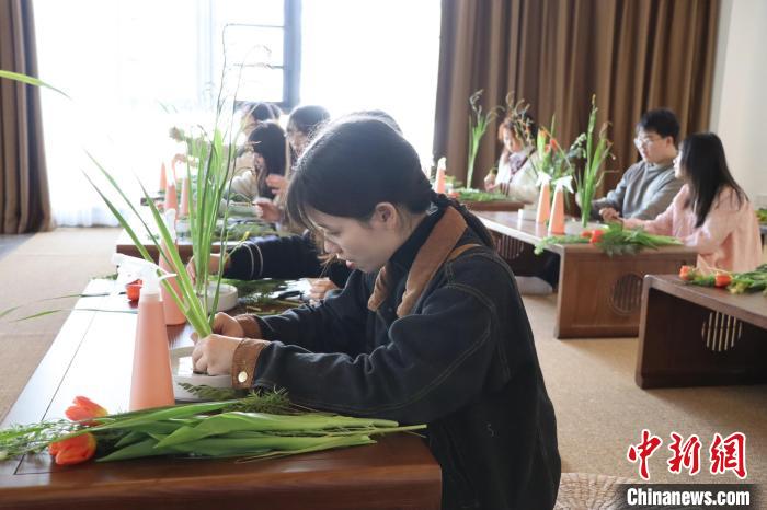 圖為江西農(nóng)業(yè)大學外國語學院同學參加中日插花體驗活動。　南昌高松中日友好會館 供圖