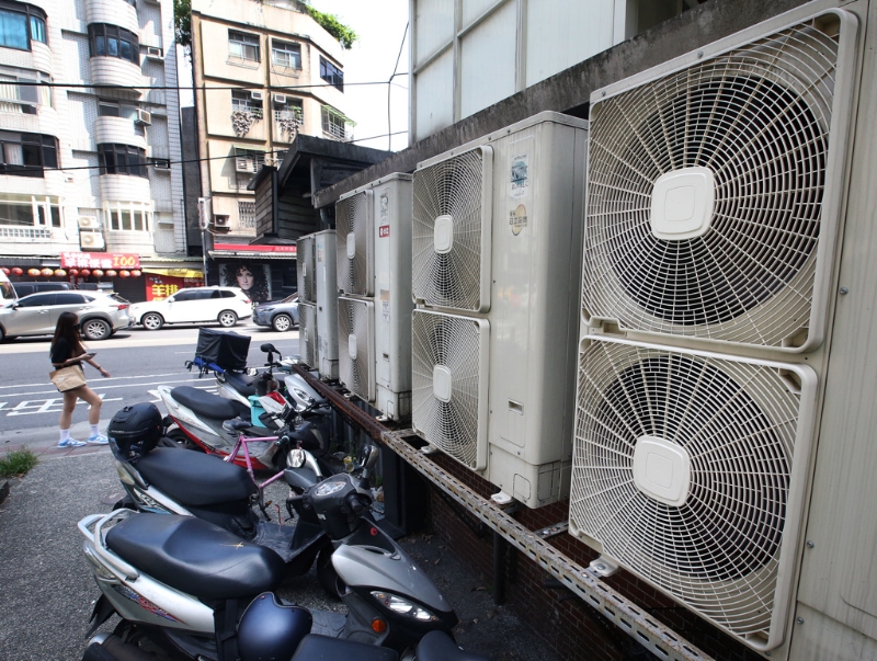 臺灣第二核能發(fā)電廠2號機14日期滿除役，外界擔心影響供電。圖為一位民眾走過成排的冷氣室外機。（圖源：臺灣“中時新聞網(wǎng)”）