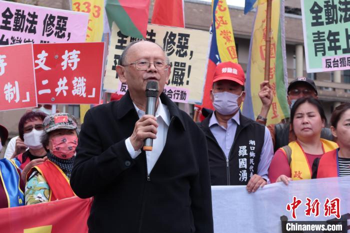 3月16日，臺(tái)灣多個(gè)民間團(tuán)體抗議民進(jìn)黨當(dāng)局“全民防衛(wèi)動(dòng)員準(zhǔn)備法”修法。圖為臺(tái)灣統(tǒng)一聯(lián)盟黨主席戚嘉林?！砂逗推桨l(fā)展論壇供圖