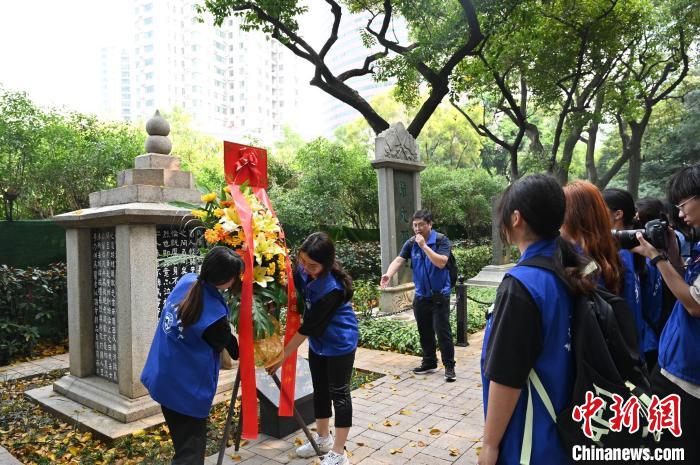 市民向黃花崗公園喻培倫墓獻上鮮花 陳楚紅 攝