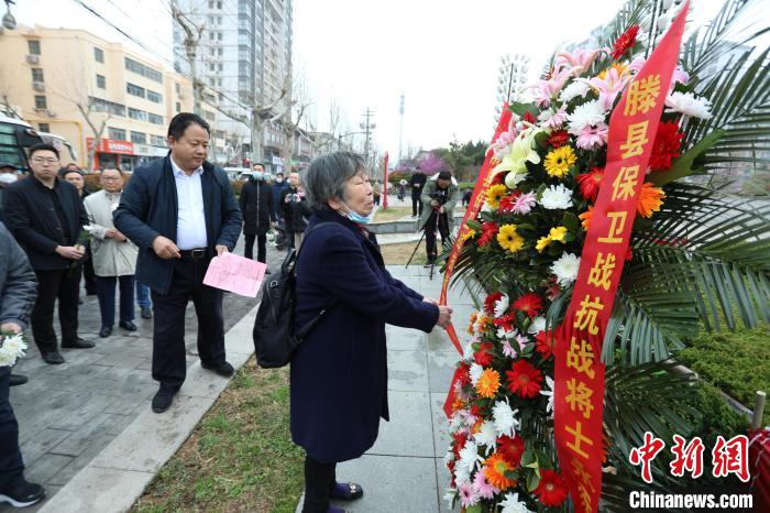 王銘章將軍兒媳白光蓮女士整理花籃緞帶?！≤囄募?攝