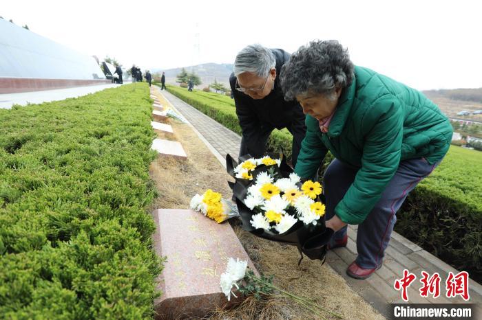 參戰(zhàn)將士后人紛紛手捧鮮花，分別進行祭奠憑吊?！￡悵?攝