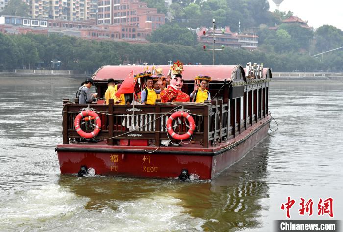 兩岸青年從福州市臺江區(qū)三通橋頭出發(fā)，乘坐閩江福船，賜福兩岸?！蚊?攝