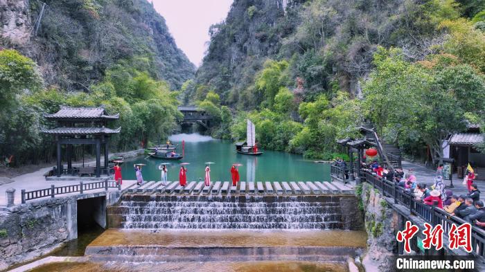 隨著湖北開啟賞花游，宜昌三峽人家風(fēng)景區(qū)迎來各地游客 周星亮 攝