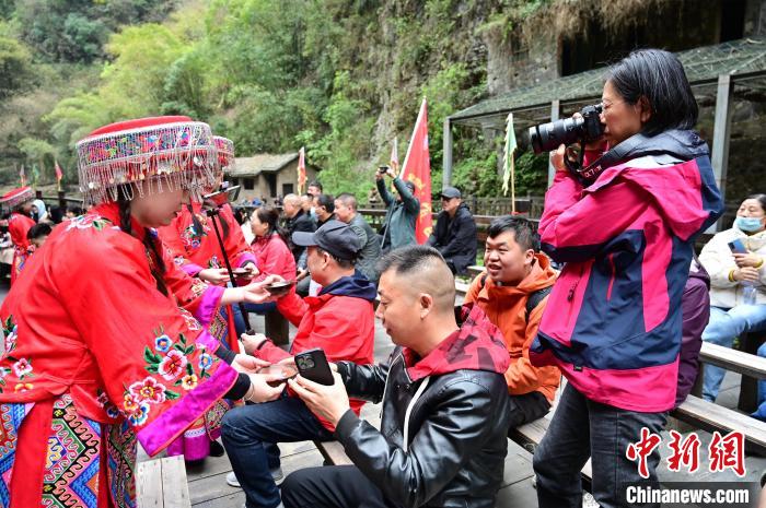 湖北宜昌三峽人家景區(qū)，土家族特色的“婚禮”讓游客身臨其境感受土家“哭嫁”習(xí)俗 劉康 攝