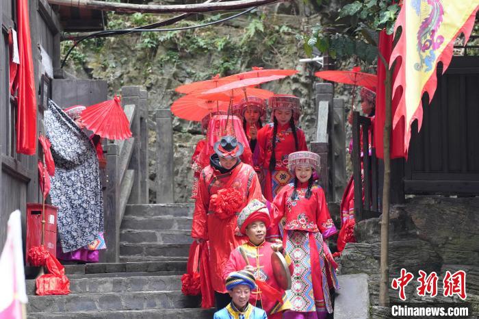 宜昌三峽人家景區(qū)內(nèi)，土家族特色的“婚禮”正在進(jìn)行 董曉斌 攝