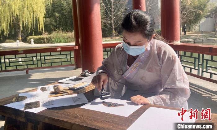 圖為園博館“萬象更新·花間世界”春季園居雅集文化活動?！⌒戽?攝