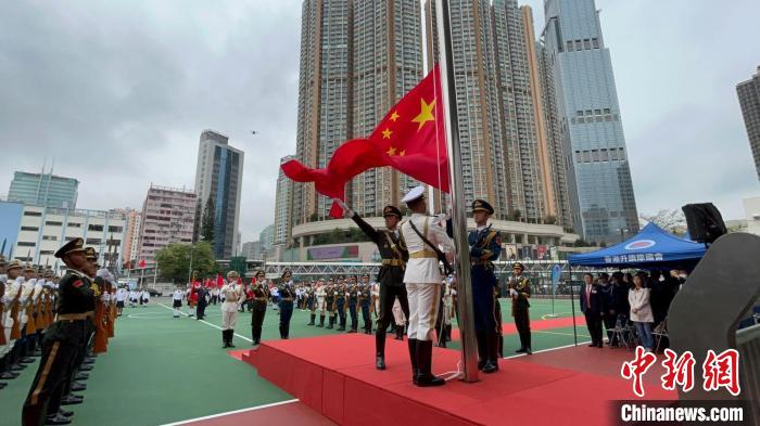 中國(guó)人民解放軍駐香港部隊(duì)儀仗隊(duì)升旗?！∠愀凵礻?duì)總會(huì) 攝