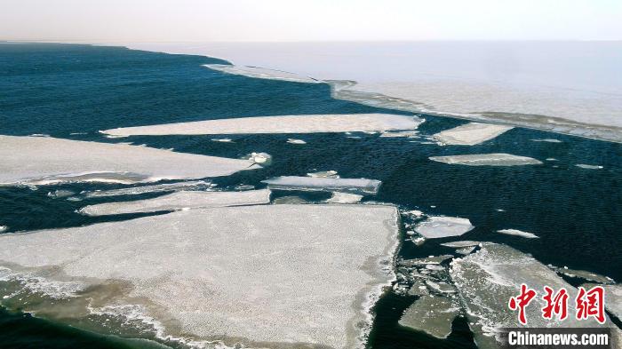 圖為青海湖冰封湖面解凍?！埵纻?攝