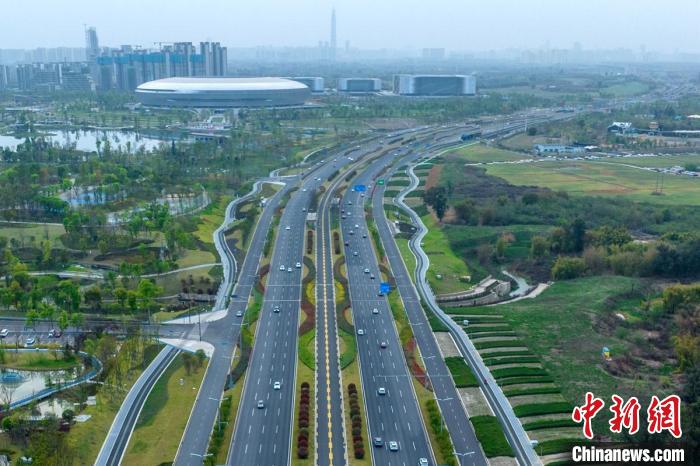 成都東西向城市軸線蜀都大道東一段是東安湖體育場館的重要交通廊道。　劉忠俊 攝