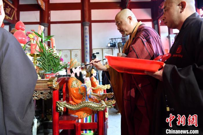 圖為雪峰崇圣禪寺住持傳觀法師(右二)為閩王金身開光?！蚊?攝