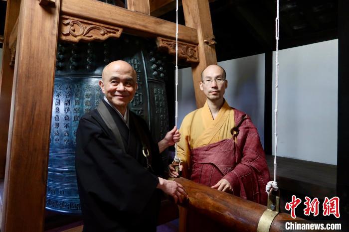 定明法師(右)與松尾長老(左)一起敲響和平鐘?！「＝ǜＧ妩S檗山萬福寺 供圖