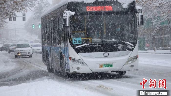 路面濕滑，車輛行駛緩慢。　田冬 攝