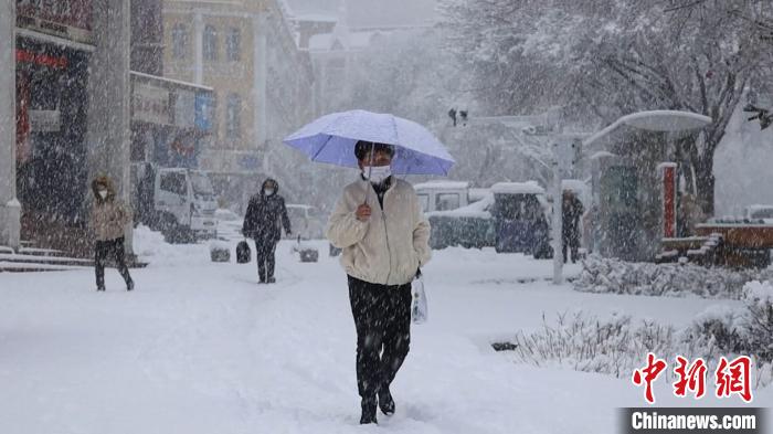 阿勒泰市民冒雪出行?！「逗茤| 攝