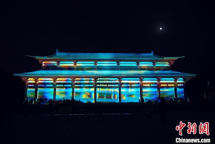 新和縣唐安西都護(hù)府文化園夜景?！⌒潞涂h唐安西都護(hù)府文化園提供