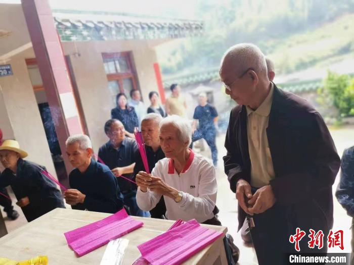 77歲臺(tái)胞登陸祭祖，“暌違三年多，我終于回來(lái)了?！? style=