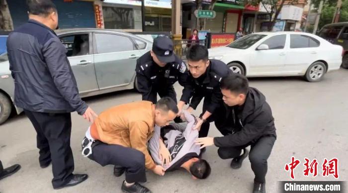 圖為警方抓獲犯罪嫌疑人。　貴州警方供圖