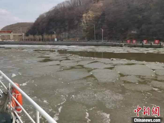 松花江大頂子山航電樞紐船閘航道破冰作業(yè)完成