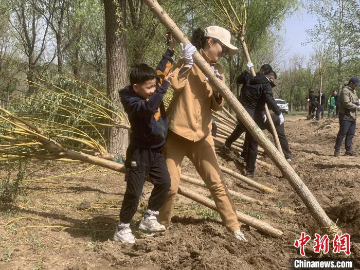 圖為參加植樹(shù)活動(dòng)的在京臺(tái)胞?！畛坛?攝