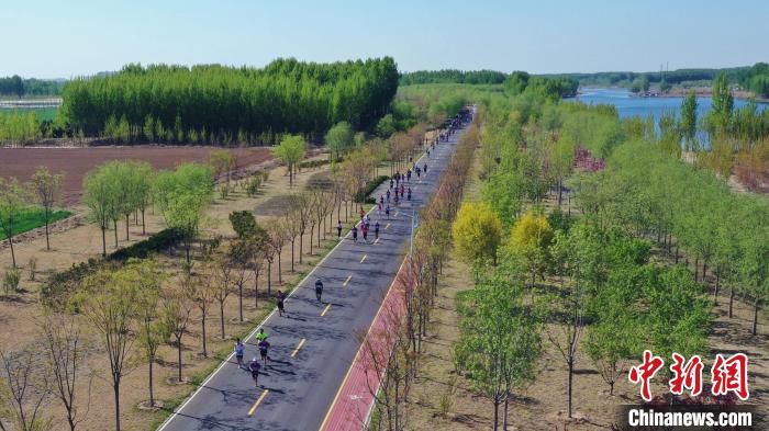 圖為4月16日，香河縣蔣辛屯鎮(zhèn)濱河綠道賽道現(xiàn)場。(無人機照片) 朱鈺爽 攝