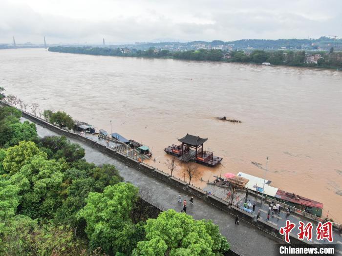 圖為今年3月贛江上游貢江江西贛州主城區(qū)段河流水位迅速上漲，湍急渾濁。(資料圖) 劉力鑫 攝 攝