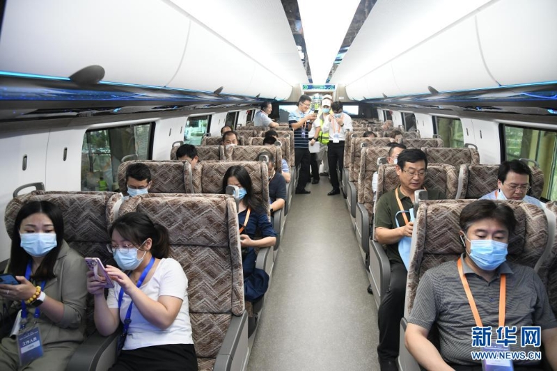 （圖4）2021年7月20日，參觀者在時(shí)速600公里高速磁浮列車內(nèi)體驗(yàn)。新華社記者 李紫恒 攝