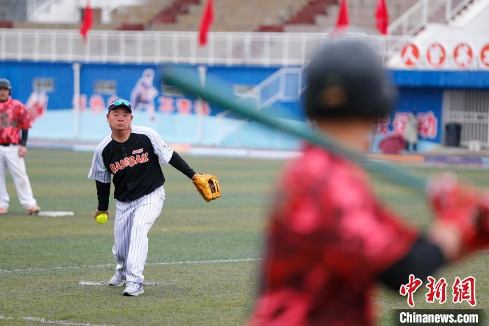 4月22日，兩岸隊(duì)員在2023海峽兩岸全民棒壘球聯(lián)賽(鄭州站)比賽中切磋?！⊥躜E 攝