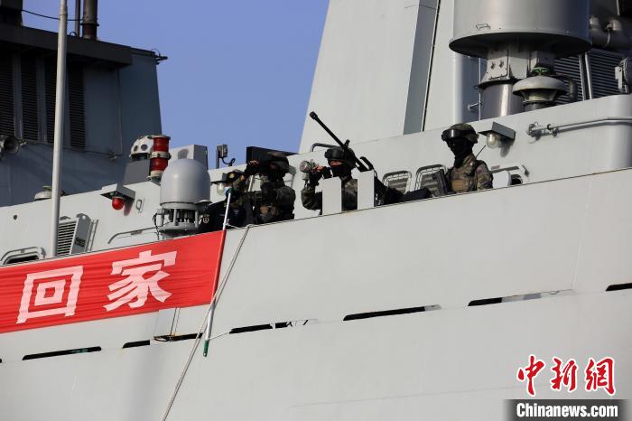 當(dāng)?shù)貢r(shí)間4月26日，海軍軍艦赴蘇丹緊急撤離我在蘇丹人員。圖為海軍陸戰(zhàn)隊(duì)觀察警戒周邊區(qū)域?！⑶鄨?攝