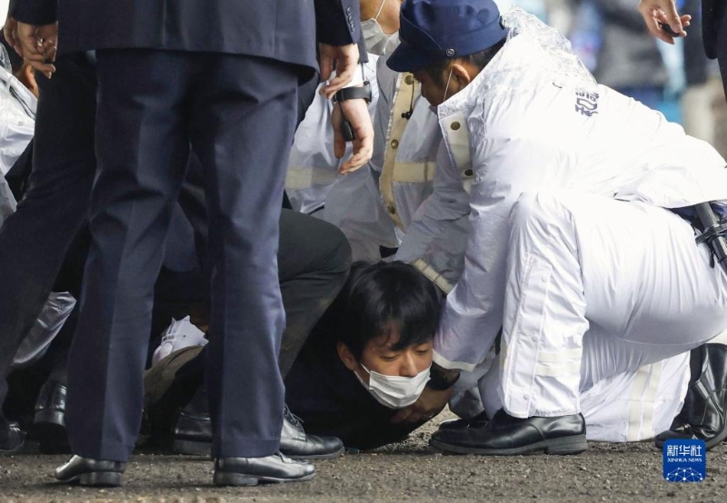 4月15日，在日本和歌山縣和歌山市雜賀崎漁港，嫌疑人被警方控制。（圖源：新華社）