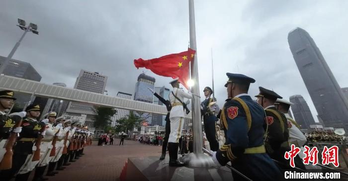 5月1日，駐港部隊香港島中區(qū)軍用碼頭組織升國旗儀式。　駐港部隊公眾號視頻截圖 攝