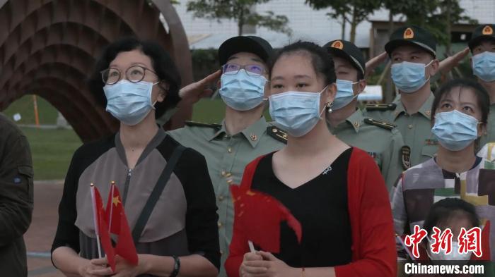 5月1日，駐港部隊香港島中區(qū)軍用碼頭組織升國旗儀式，首次邀請來隊親屬和官兵代表一起參加?！●v港部隊公眾號視頻截圖 攝