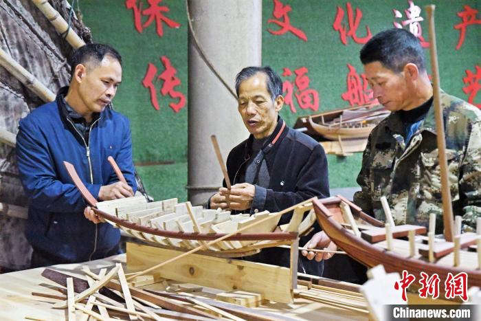 國家級非物質(zhì)文化傳承人劉細(xì)秀(中)指導(dǎo)徒弟建造福船?！●易訌?qiáng) 供圖