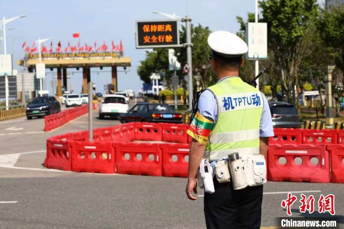 汕頭交警加強對南澳島景區(qū)重點路口的交通指引疏導?！〔探⌒?攝