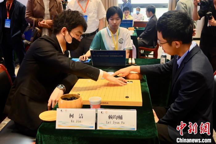 5月5日，大陸圍棋選手柯潔與臺(tái)灣棋手賴均輔對弈?！《做?攝