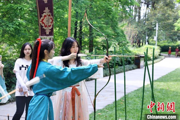 在蓉港澳臺(tái)僑大學(xué)生在成都金沙遺址博物館體驗(yàn)傳統(tǒng)文化。　張永成 攝