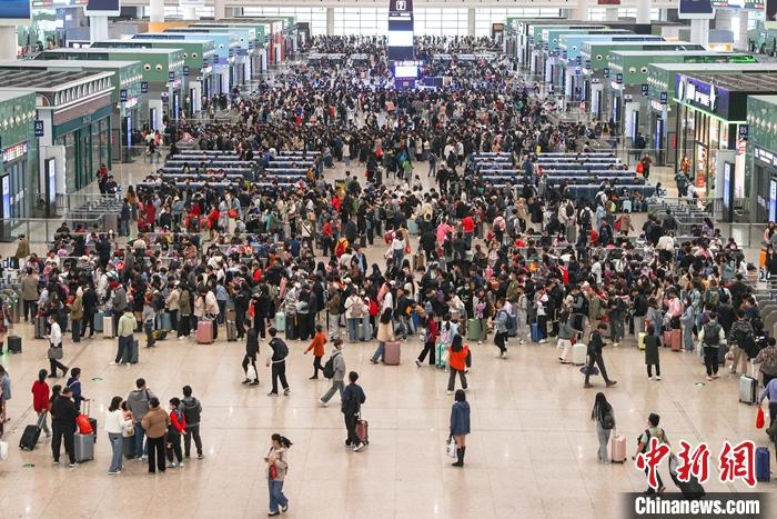 圖為4月29日，旅客在江西南昌西站的候車大廳內(nèi)候車。 中新社記者 劉力鑫 攝