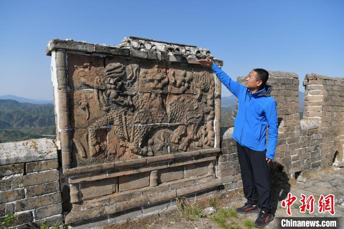 “長城老郭”展示金山嶺長城的麒麟影壁?！〉杂鸺?攝