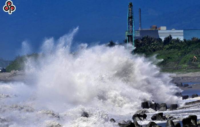 臺(tái)灣臺(tái)風(fēng)臺(tái)東市海濱公園岸邊掀起晴天巨浪