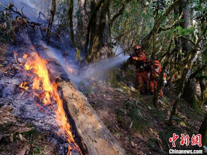 森林消防員正在木里火場一線撲火。　程雪力 攝