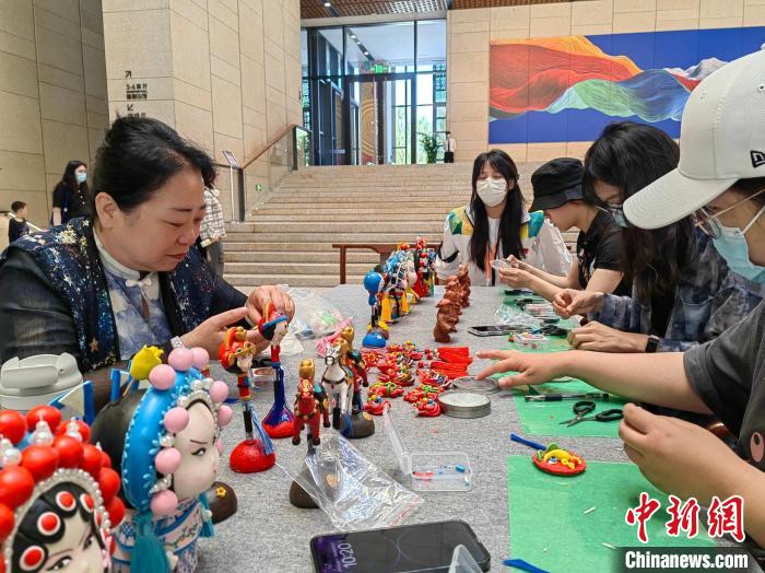 逛展聽講動動手，非遺館里開啟沉浸式體驗之旅