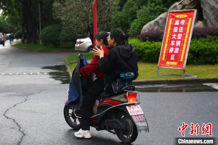 蔣張子怡和往常一樣坐上母親每日接送她的電動(dòng)車回家?！⒄祭?攝