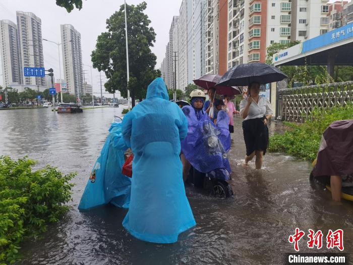 6月8日，強(qiáng)降雨過后，北海市民涉水出行?！〉岳顝?qiáng) 攝